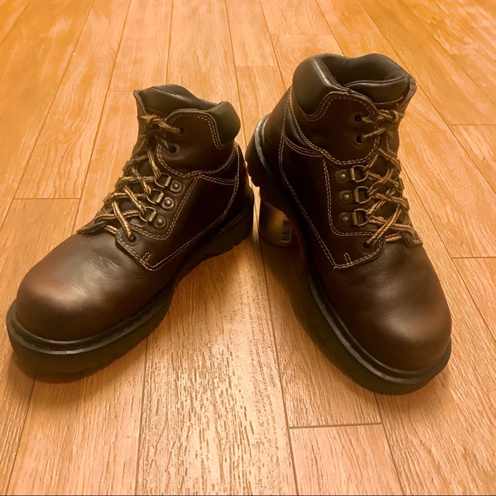Dr Marten 8697 Boots sz 8 M or 10 W